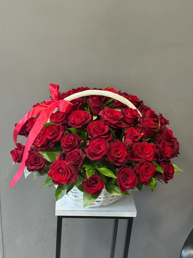 A basket of roses | ծաղիկներ, ծաղկեպսակներ, բույսեր - առաքում Երևան