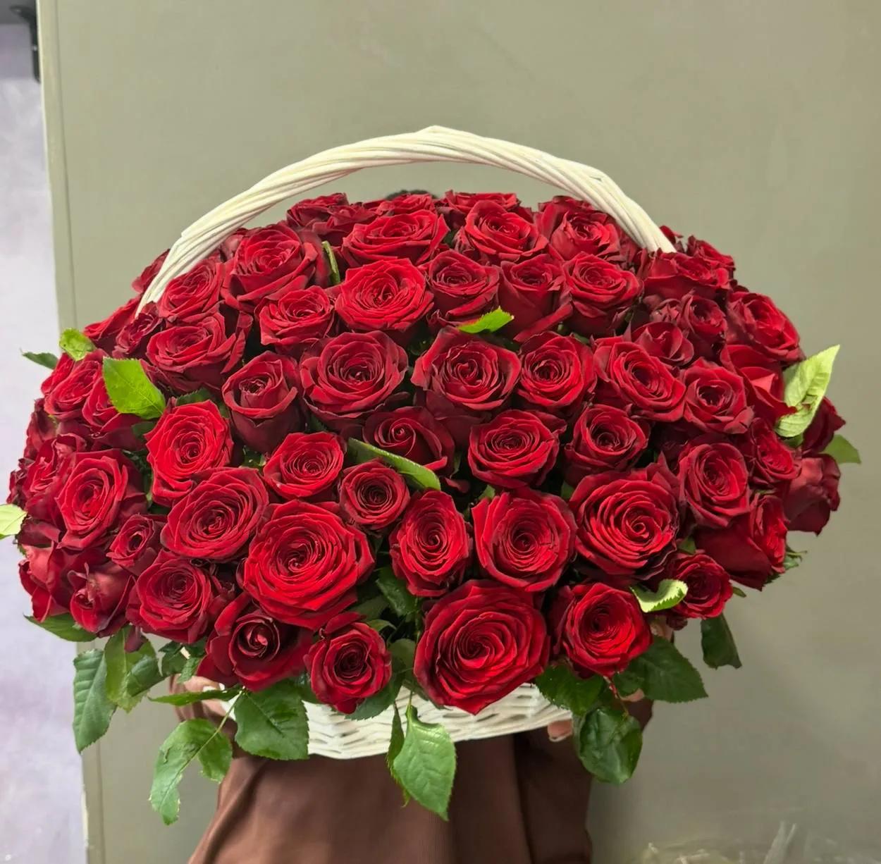 A basket full of luxurious roses | ծաղիկներ, ծաղկեպսակներ, բույսեր Երևան