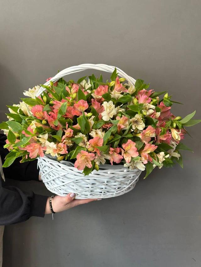 Alsromerias in a basket | ծաղիկներ, ծաղկեպսակներ, բույսեր - առաքում Երևան
