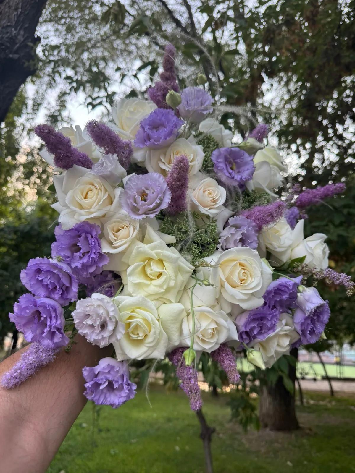 Roses and lisianthus | ծաղիկներ, ծաղկեպսակներ, բույսեր Երևան