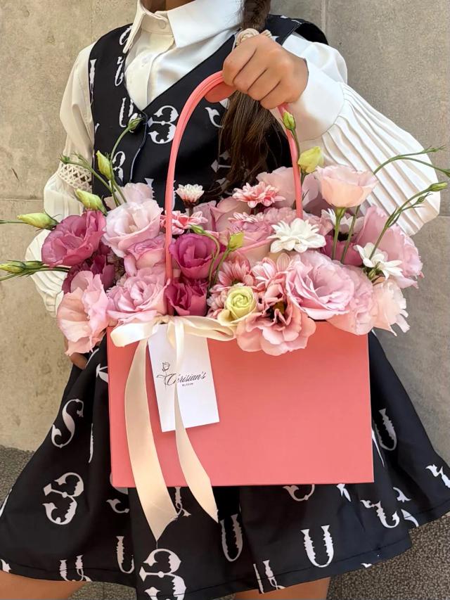 Delicate flowers in a box | ծաղիկներ, ծաղկեպսակներ, բույսեր - առաքում Երևան