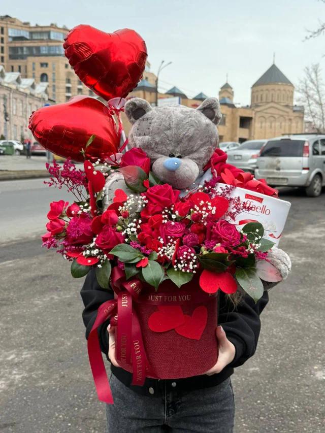 A luxurious floral box full of sweetness | ծաղիկներ, ծաղկեպսակներ, բույսեր - առաքում Երևան