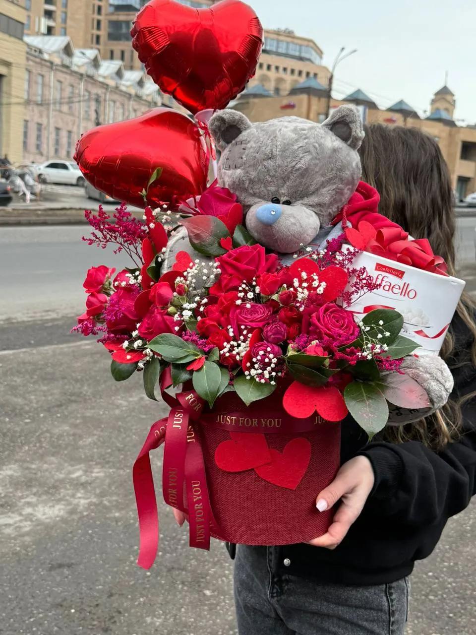 A luxurious floral box full of sweetness | ծաղիկներ, ծաղկեպսակներ, բույսեր Երևան